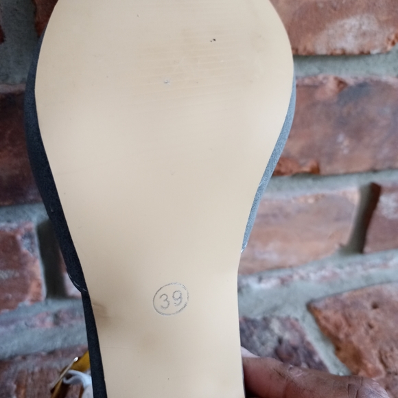 Two toned t-strap shoes - Picture 6 of 7